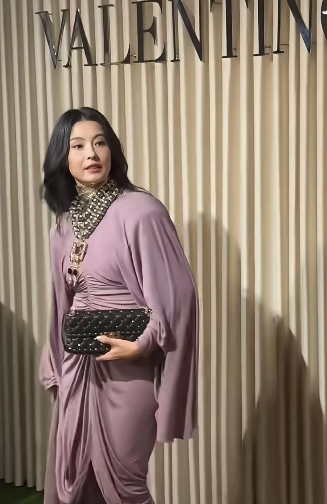 这么漂亮的女明星让这个品牌给捯饬成啥样了？说实话我第一眼竟没看出是她，本来她身