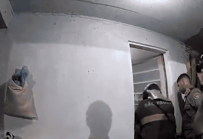 巴西彪悍自杀女疯子：你们警察敢救我，就引爆煤气一起死！近日，巴西圣保罗市雅拉瓜区