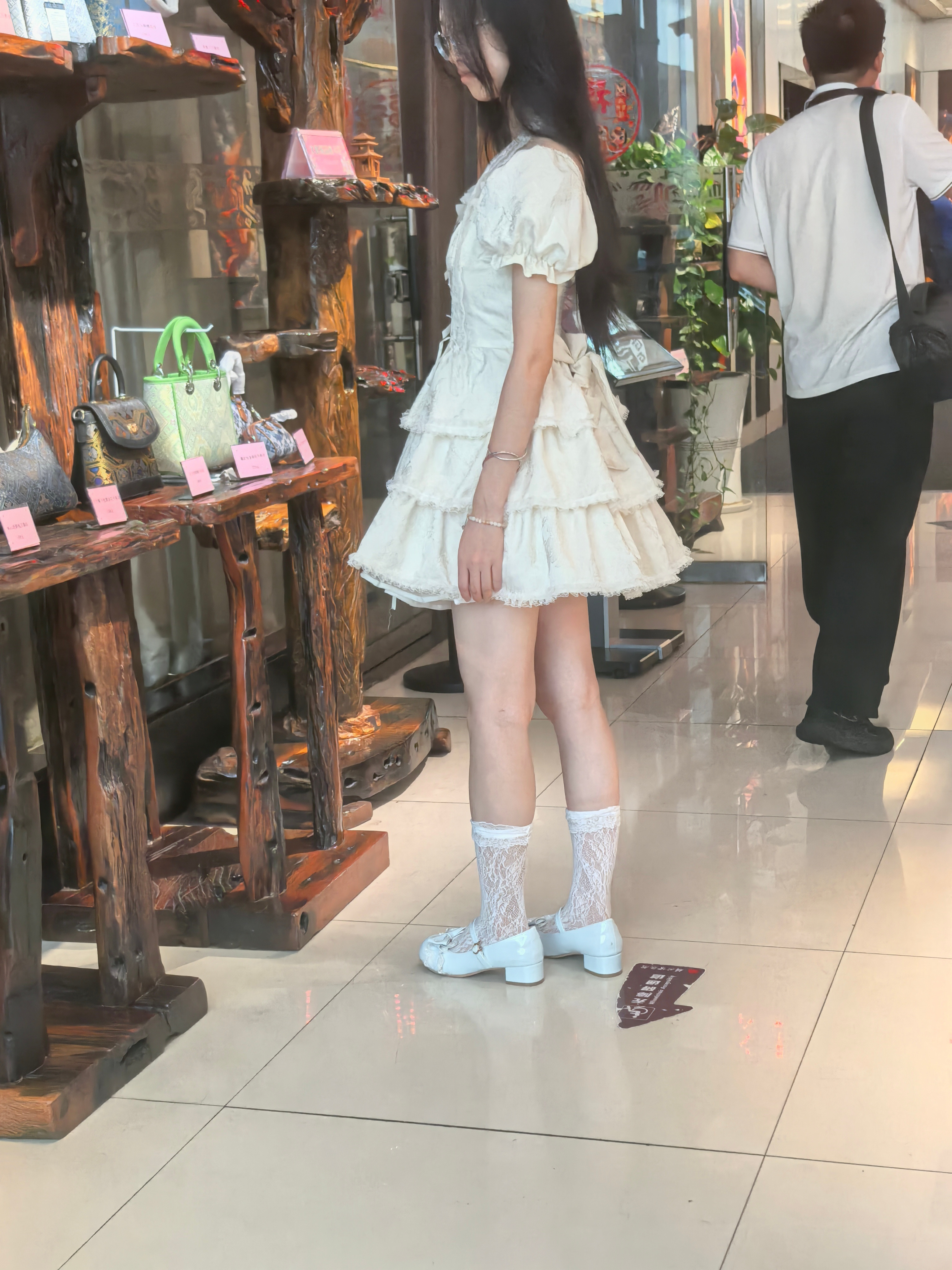 其实追女生没那么复杂。只要你花心思，花时间，陪她聊天，带她吃好吃的，玩好玩的，买