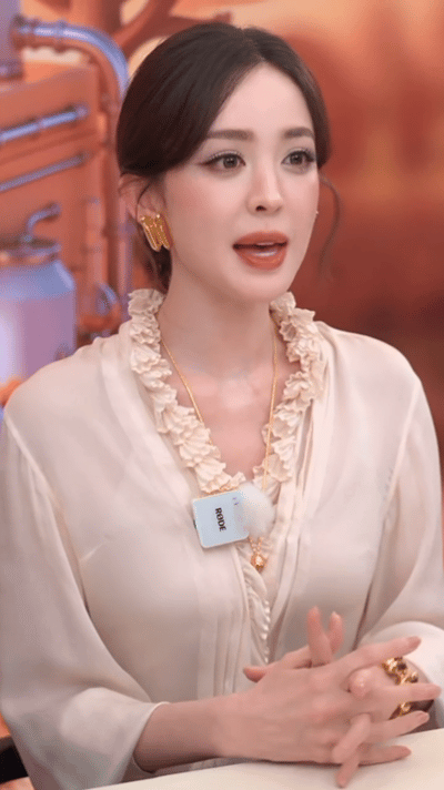 娜扎撒娇对我很管用娜扎顶着御姐脸净干些甜妹的事笑晕！娜扎反差感真的绝！长着冷感