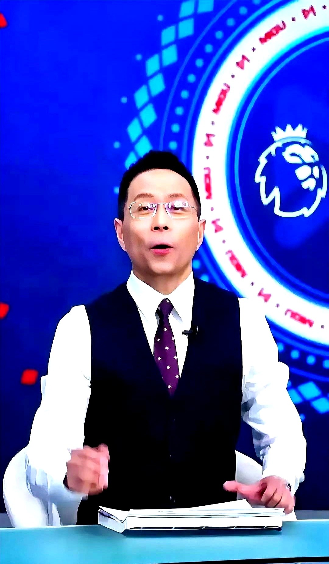 詹俊一句闲聊，直接把欧洲足坛的窗户纸捅破了。他前脚刚夸完阿森纳中场是英超独一档，能跟大巴黎掰手腕。后