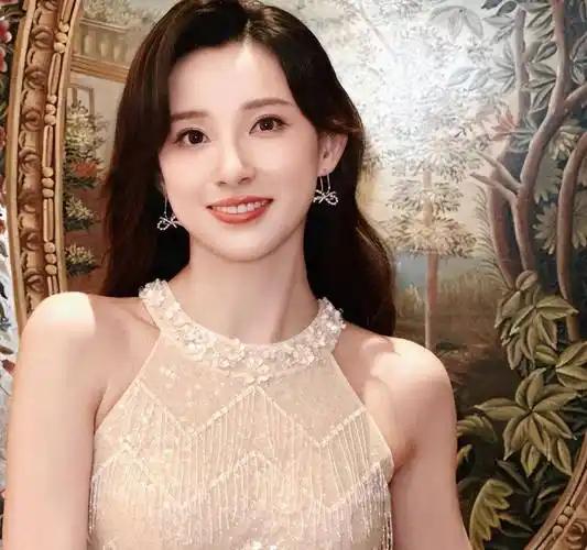 央视主持人气质好的有很多，老一辈主持人，周涛、董卿、刘芳菲的气质就不错。新生