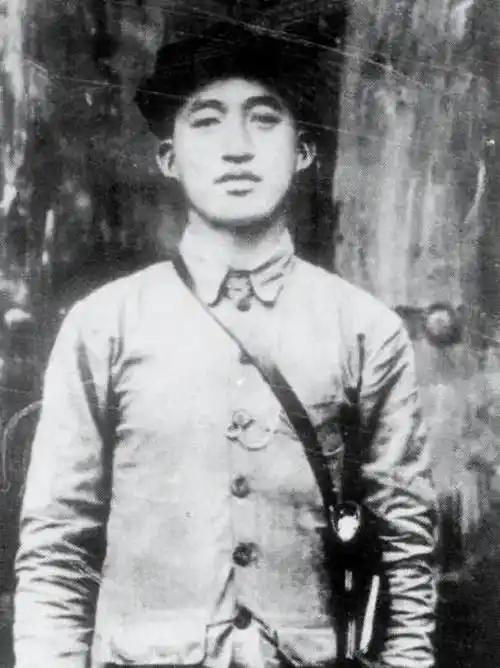 1933年，红25军军长吴焕先率部途经家乡，路上遇到一具女尸，有人翻转身尸体，他