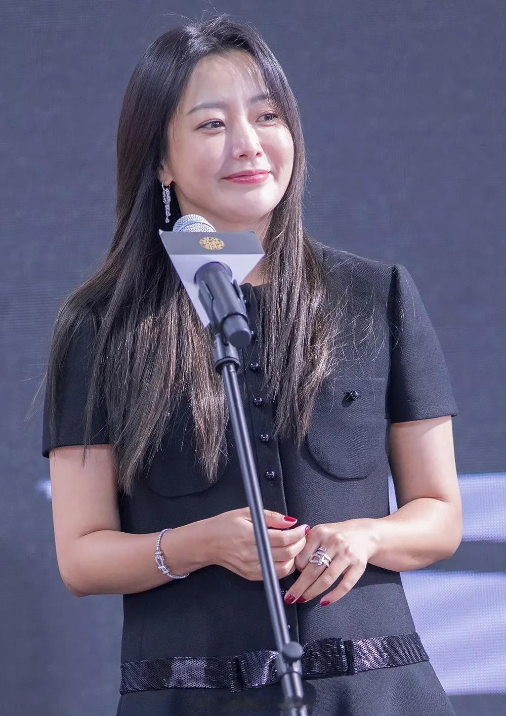 韩国第一美女也在发福了，年近50岁，可是脸却没崩，没僵，难怪连成龙大哥都欣赏她。