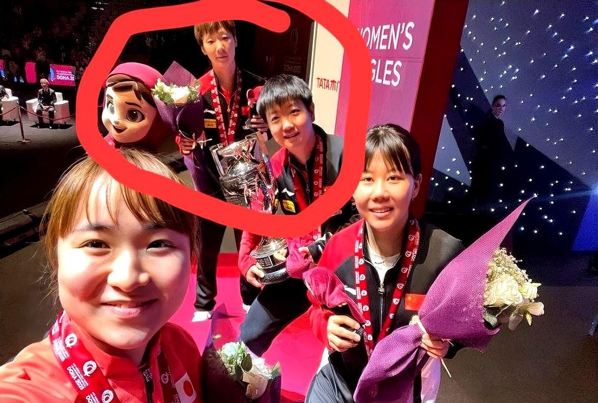 女单自拍合照出来了，真是心疼王曼昱了。这次伊藤美诚举着铜牌笑得眼睛都眯成缝了，