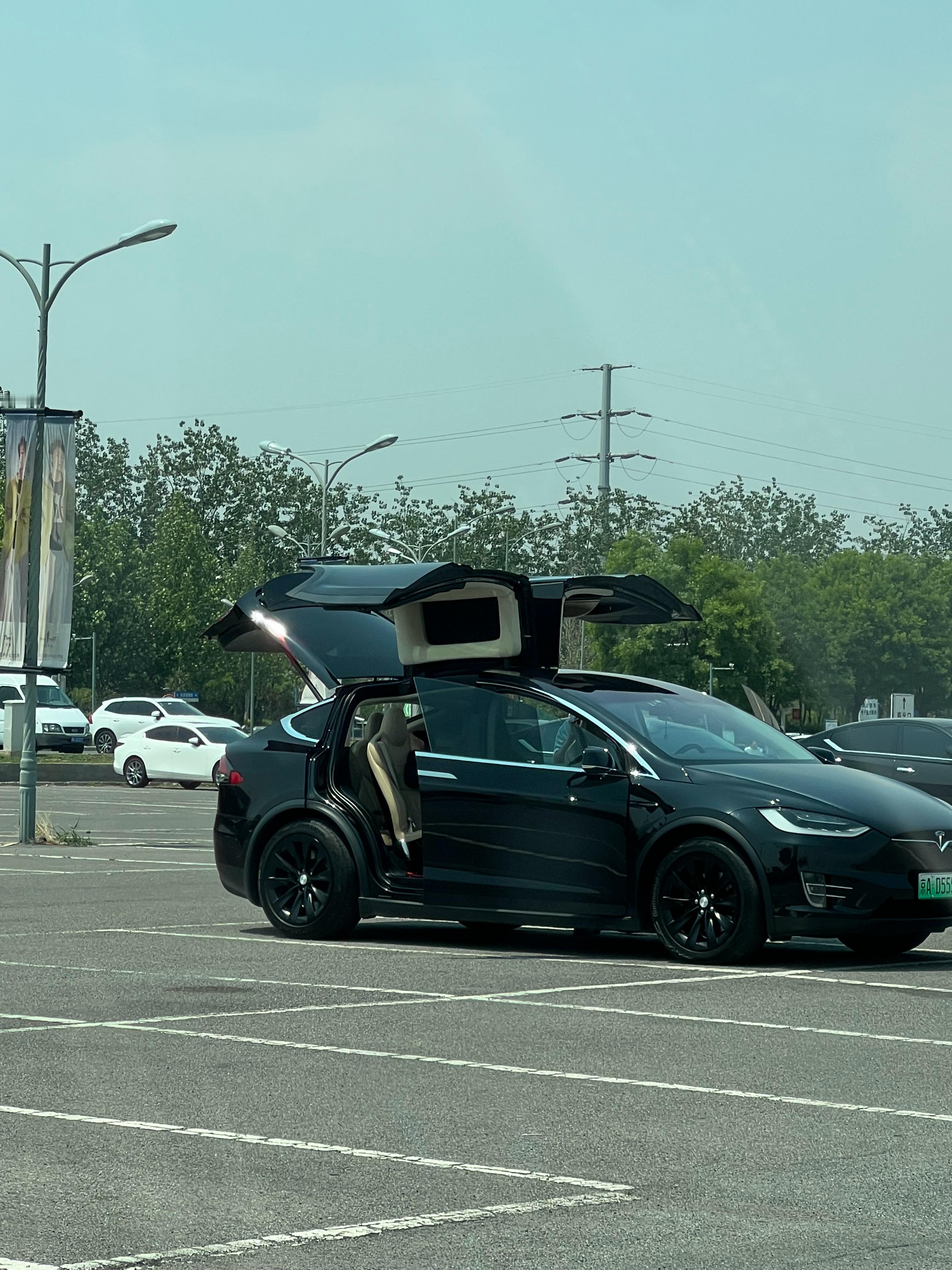 这么多年了特斯拉ModelX的鸥翼门，依旧无人能敌​​​