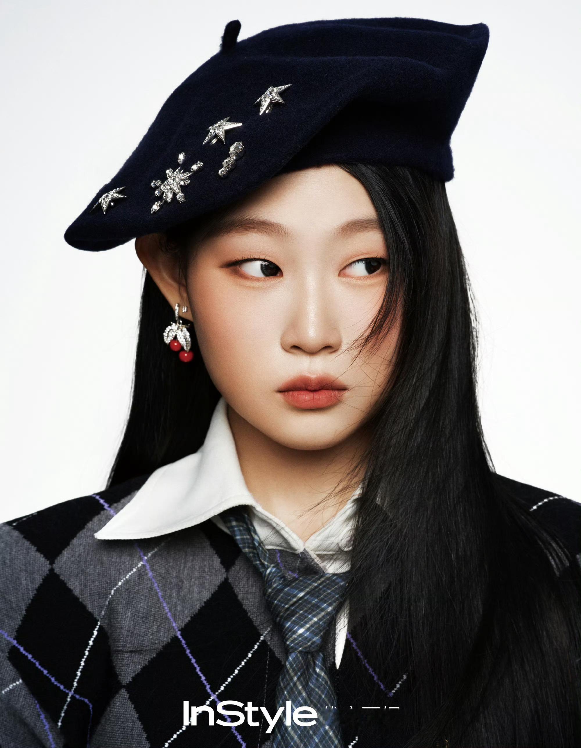 沈佳润出道首封杂志造型师很棒，穿搭真适合她，孩宝表现力极强！！​​​