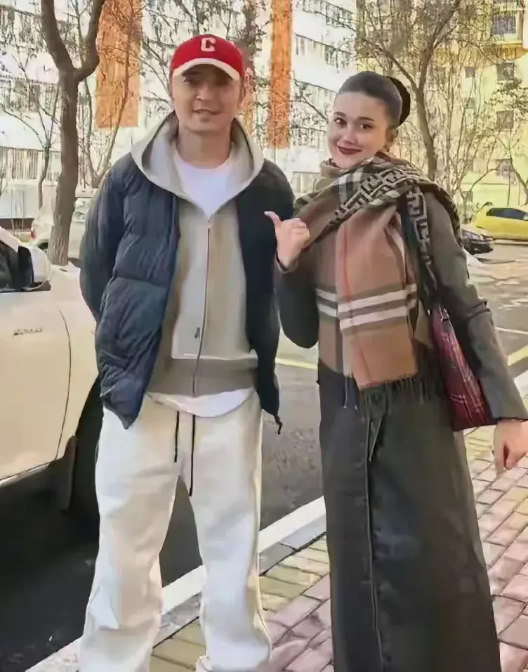 小尼我认识，但他旁边女士是谁？