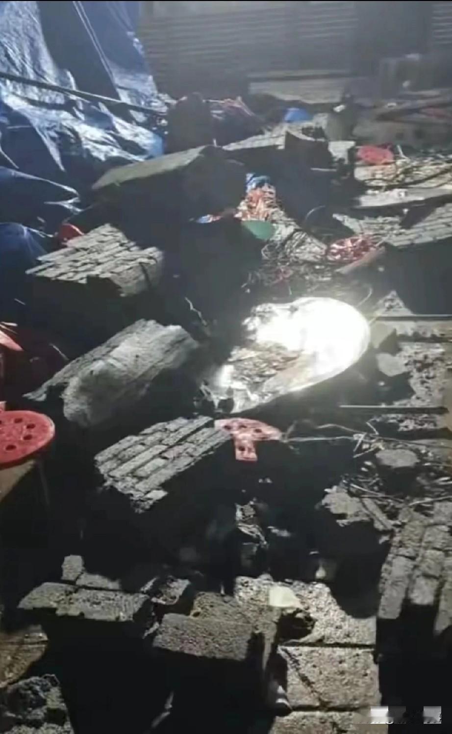 云南昭通一户人家办丧事,借用隔壁院坝摆酒席接待宾客,席间高约三米、长约十米的围墙