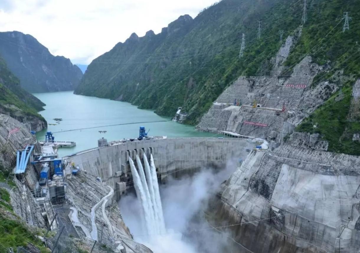 中国建成世界第一高坝双江口水电站。315米的高度比三峡高144米，20天蓄水8个