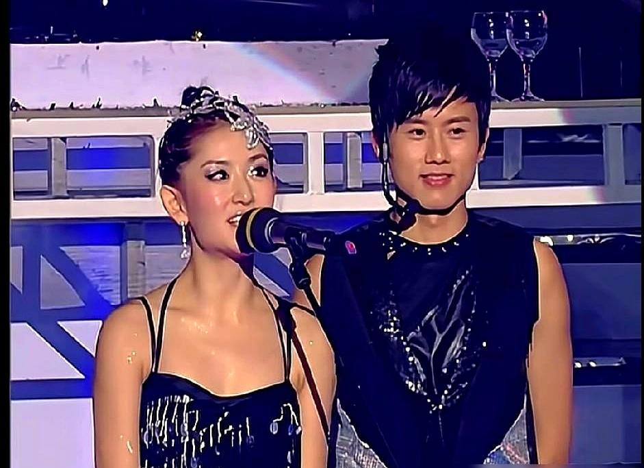 娱乐圈最狠的托举，是拿职业声誉做赌注。2007年快男赛场，张杰深陷解约漩涡