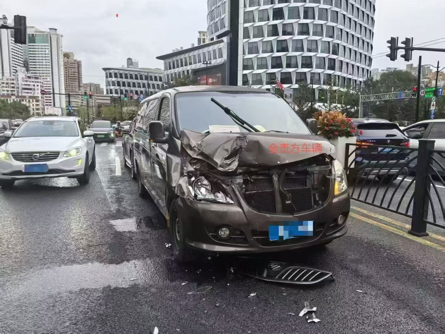 猛士M817实战硬，太硬了…不愧是军工基因溃缩区直接干到别人车上了