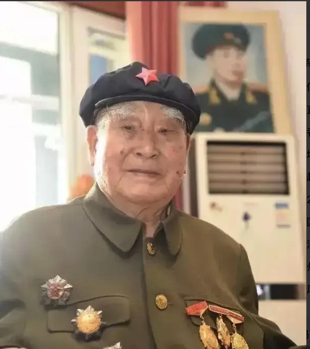 1943年，两名伪军打扫战场时，发现一个八路军还活着，正要上前补刀，这个八路军轻