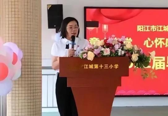 从教近三十年的资深教师雷月香，这个周末突然登上了热搜。但这一次，不是因为她熟悉的