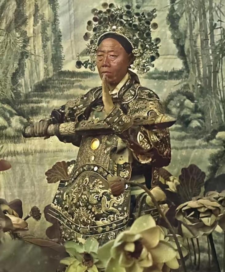 清朝时期，李莲英趁慈禧用晚膳时，劝她多喝酒，结果慈禧就喝多了，李莲英趁机谄媚道：