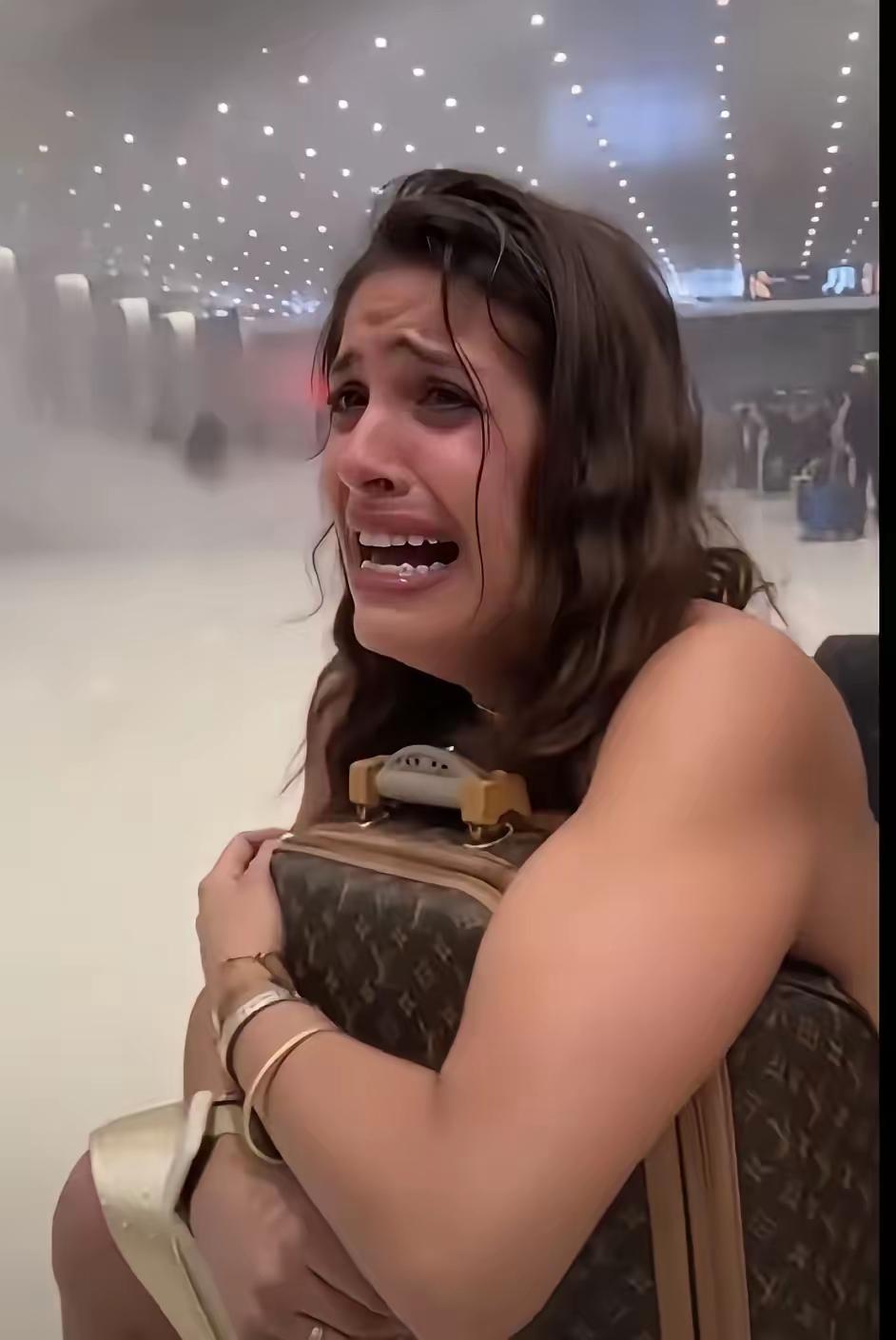 迪拜机场的LV与女子的眼泪，所以奢华在战火前一文不值。再看看顶流热巴，滞留迪拜时