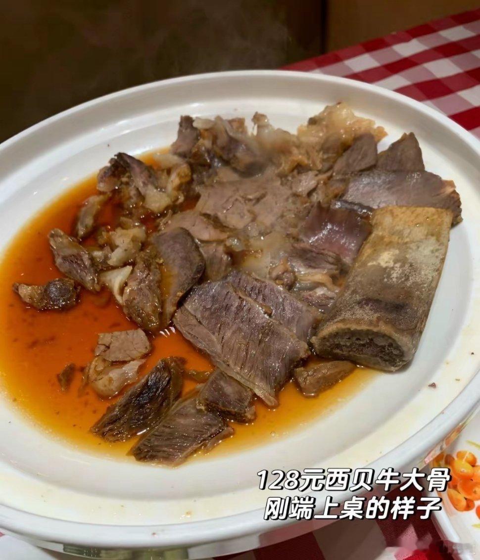 西贝在烧钱自救的不归路上越走越偏！​为了营造宾朋满客的假象，西贝先是广撒无门槛代