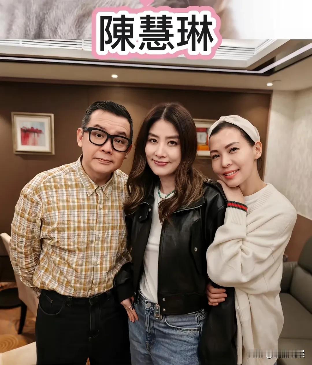 雷颂德夫妻俩，在离港前请好友陈慧琳聚餐，生图里陈慧琳的状态还是太行了，真会保养啊