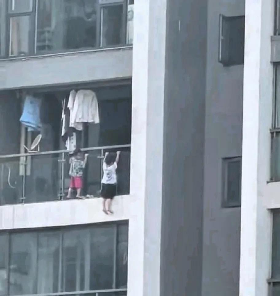 “太吓人了！”8月7日，贵州省贵阳市的一个小区里，有一家高层住户突然发现对面13