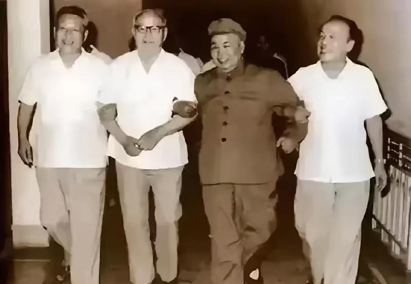这是七十年代，四位开国元勋的合影照。从右到左，分别是杨尚昆、许世友上将、叶剑英