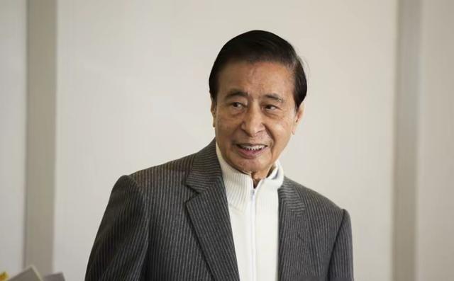 1985年，李兆基与刘惠娟离婚。离婚后，李兆基给刘惠娟购豪宅、建佛庙,记者就问他