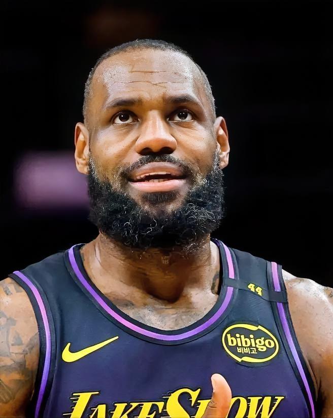 油箱还有油！！41岁的詹姆斯本赛在湖人已经打了56场常规赛！！！场均上场：33