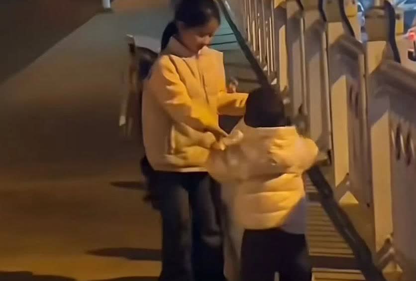 泪目！河南商丘，男子深夜看到小女孩和妈妈摆摊卖炒面，觉得他们可怜，买了一碗却付了