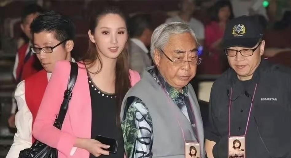 以前是体操女神，退役后却和大自己51岁的干爹谈恋爱，牵线的还是自己亲爹，这到底图