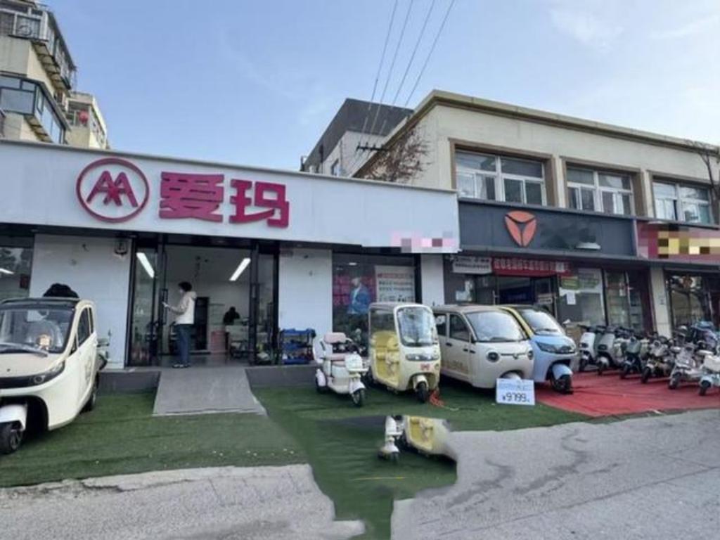 新国标电动车首日：旧车藏进篷布下，店员劝“再等等12月1日起，电动车