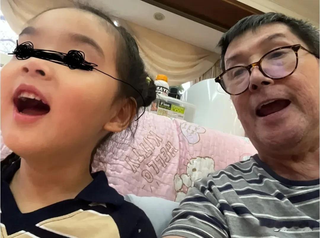 郭碧婷爸爸，罕见晒外孙的正面照。怪不得向太那么稀罕郭碧婷，因为她的基因实在是太