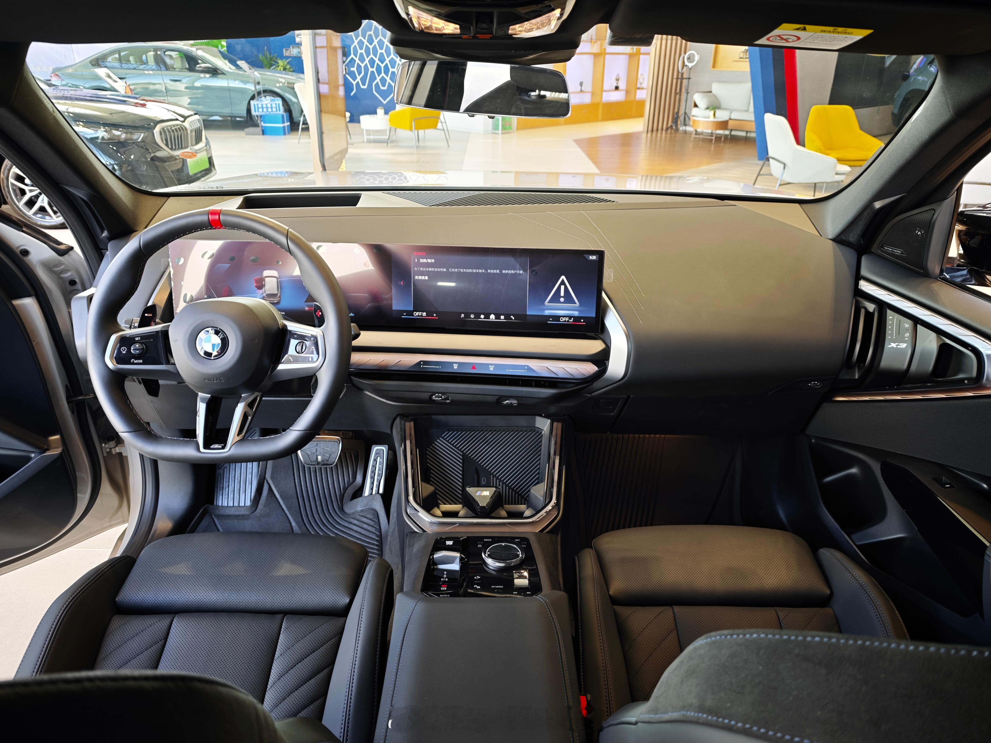 内饰部分，其实和普通版的X3差别并没有很大，明眼可以看出来的是方向盘12点位置的