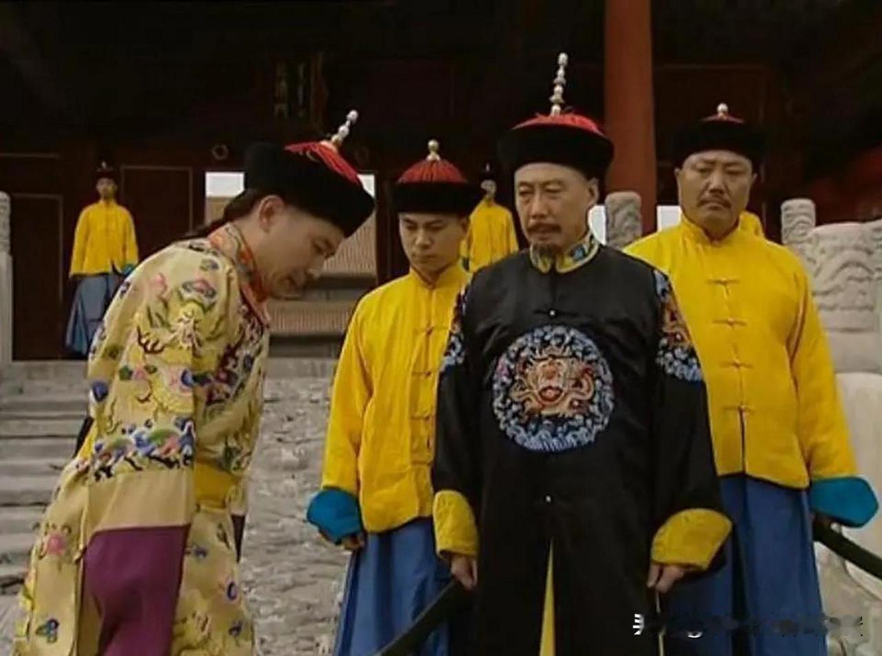 1697年，亲征噶尔丹回京的康熙，虽大胜归来，却表现的很愤怒，他先是处死了太子胤