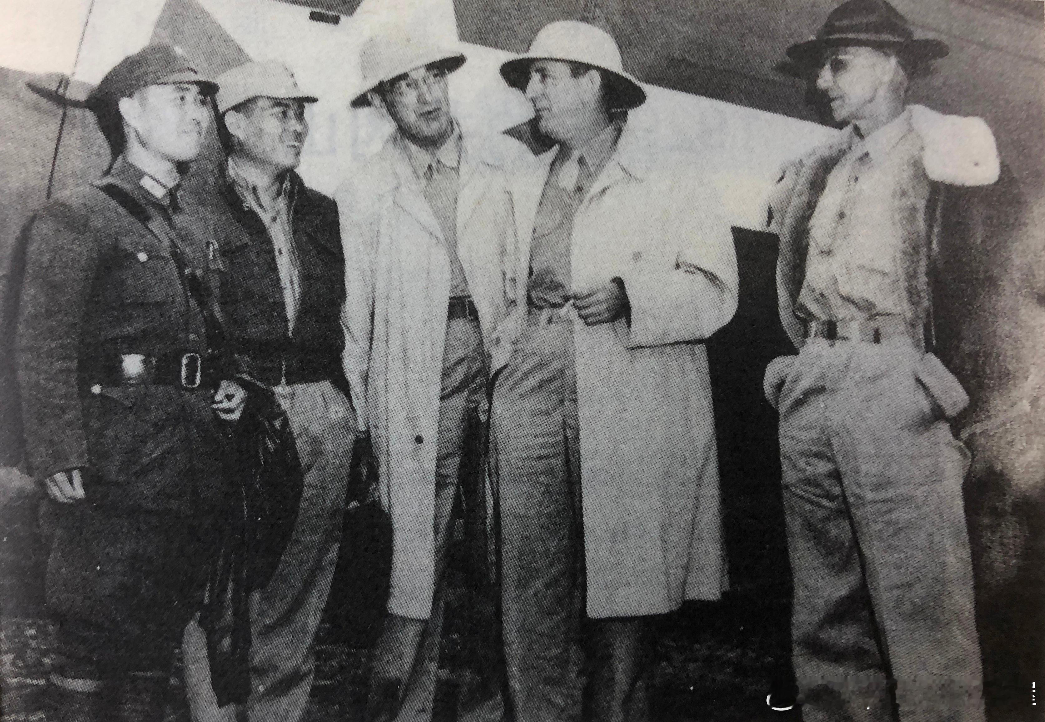 1944年初昆明巫家坝机场，左一中国战区总部联络处主任兼史迪威副官长曾锡圭少将、