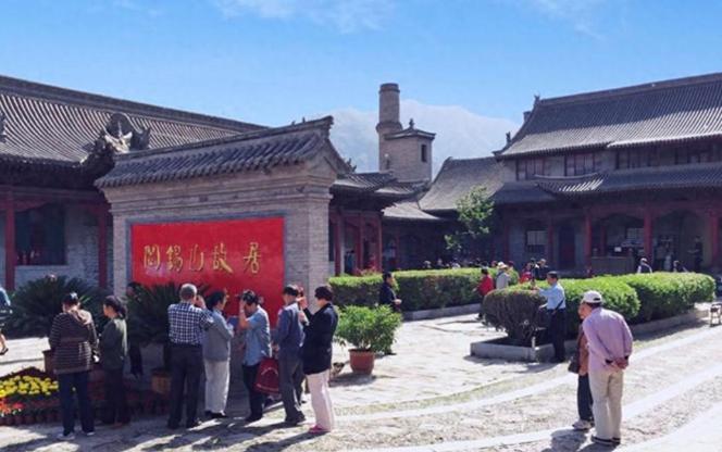 1992年，阎锡山的小儿子回到山西忻州，在老宅门口老泪纵横。然而就在他抬脚准备回