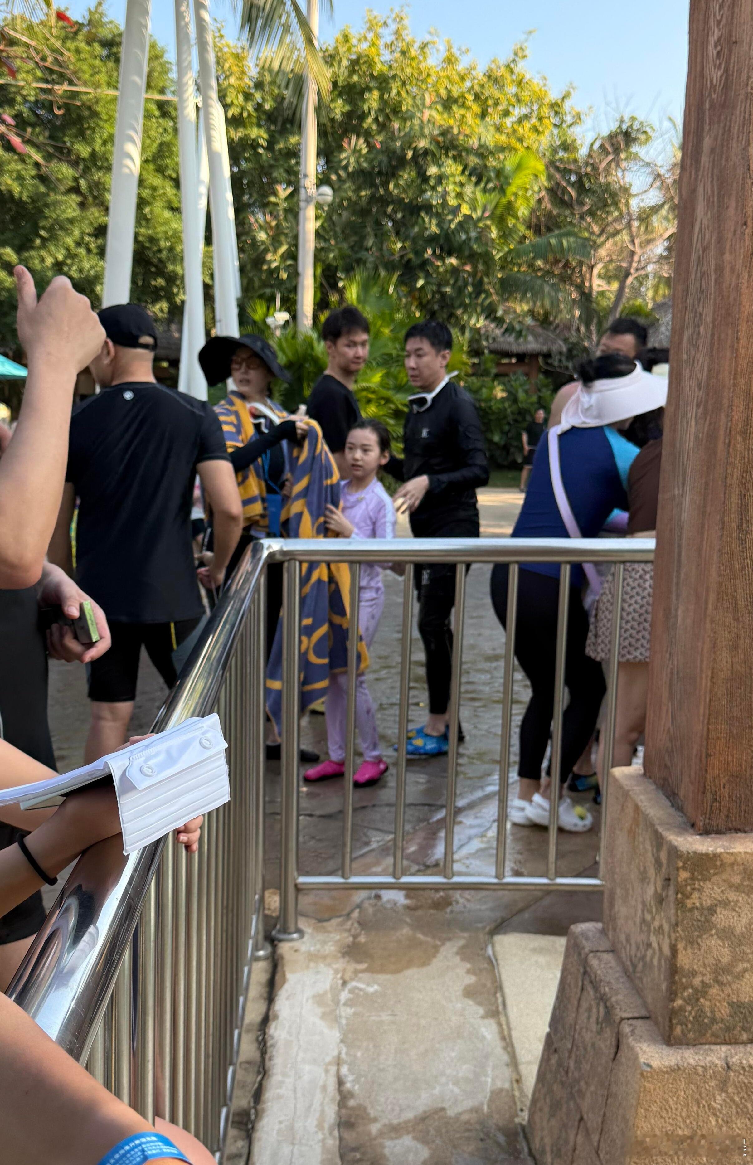 董璇张维伊带小酒窝三亚过年董璇张维伊带小酒窝三亚度假小酒窝好漂亮哇