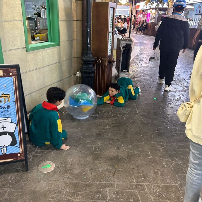 这俩小孩竟然是假的！！！