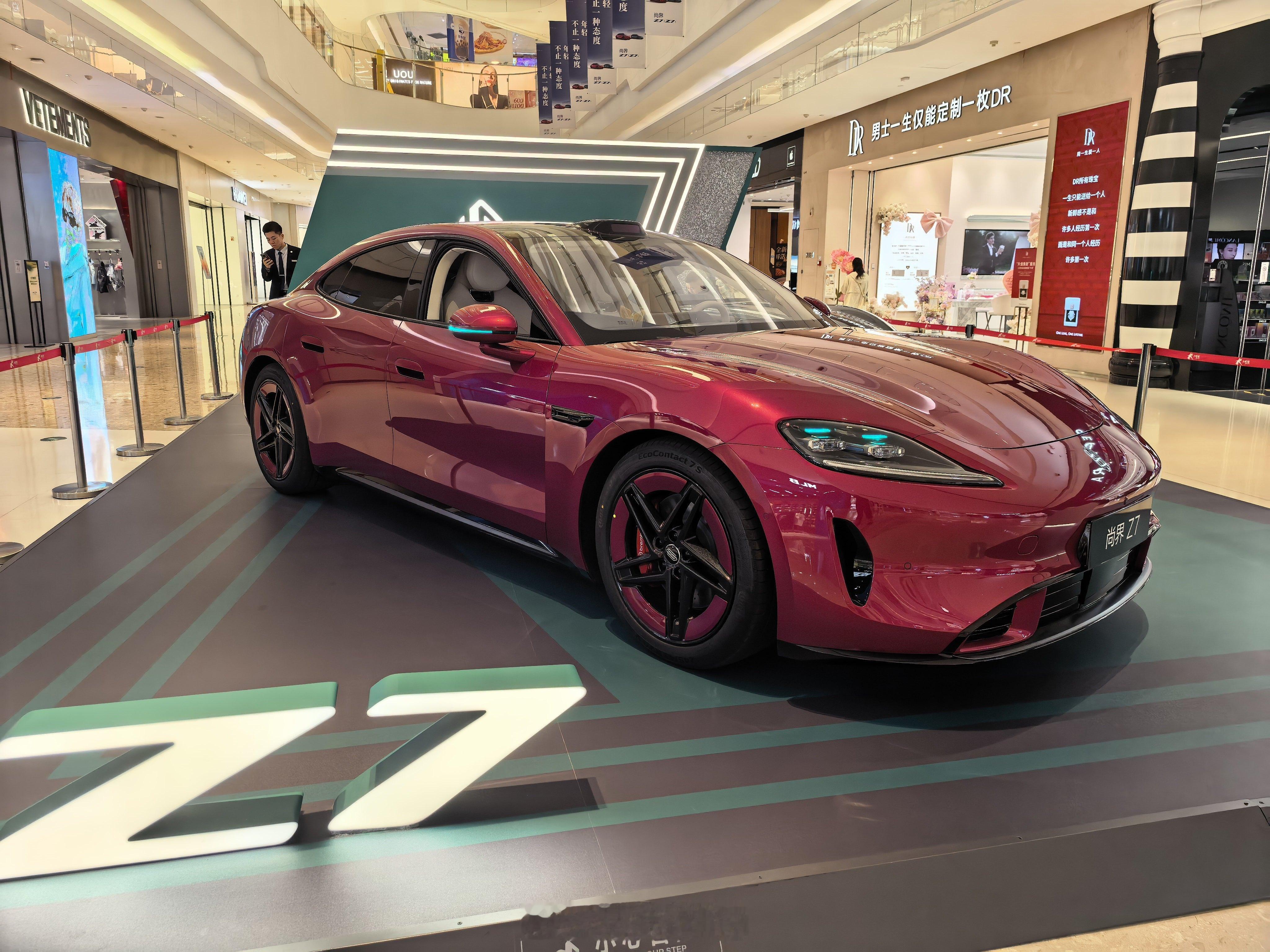 跑老远，看不到内饰难受那我明天再发对他的第一感觉吧