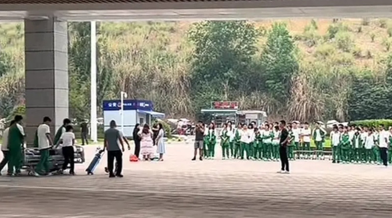 火到人民日报！最感动的不是班主任带领全班同学，到医院和病危的学生拍毕业照。也不是