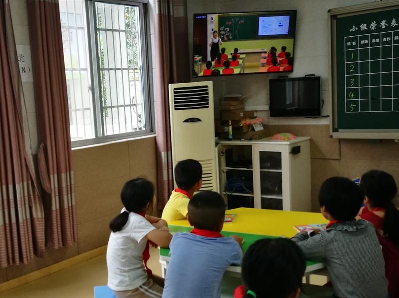 和走读学校的老师相比，寄宿制学校的老师不是有点亏，而是太亏了。走读学校，学生早