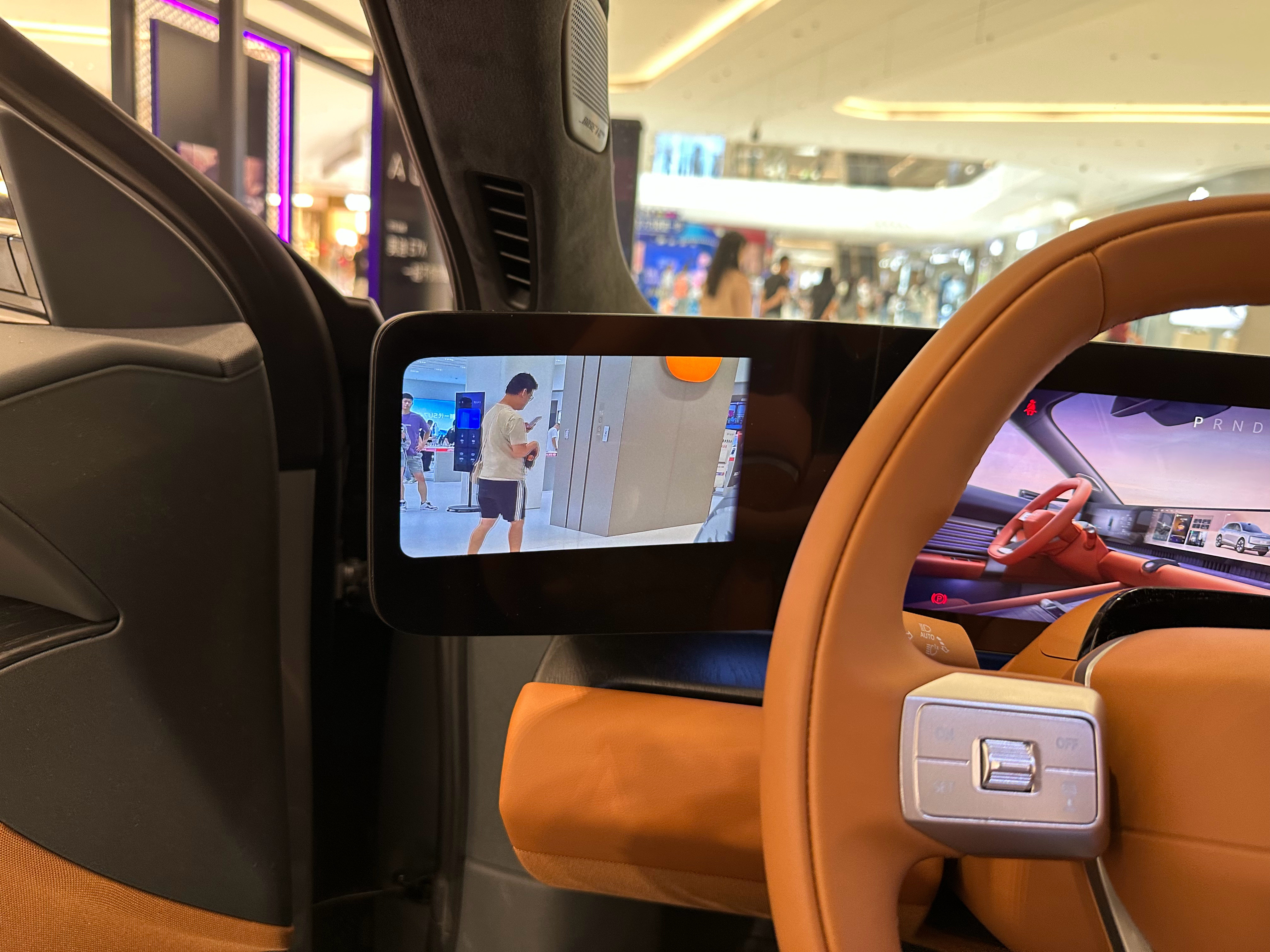 今天去展厅看了一下实车，说实话感觉大连屏确实好看，然后电子后视镜也挺吸睛，空间还