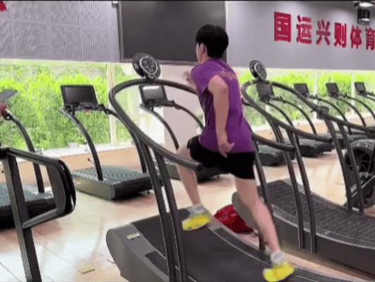 王楚钦最新跑步训练，头在跑腚在追！哈哈哈，头头的经典跑步动作，头跑出去三里地了