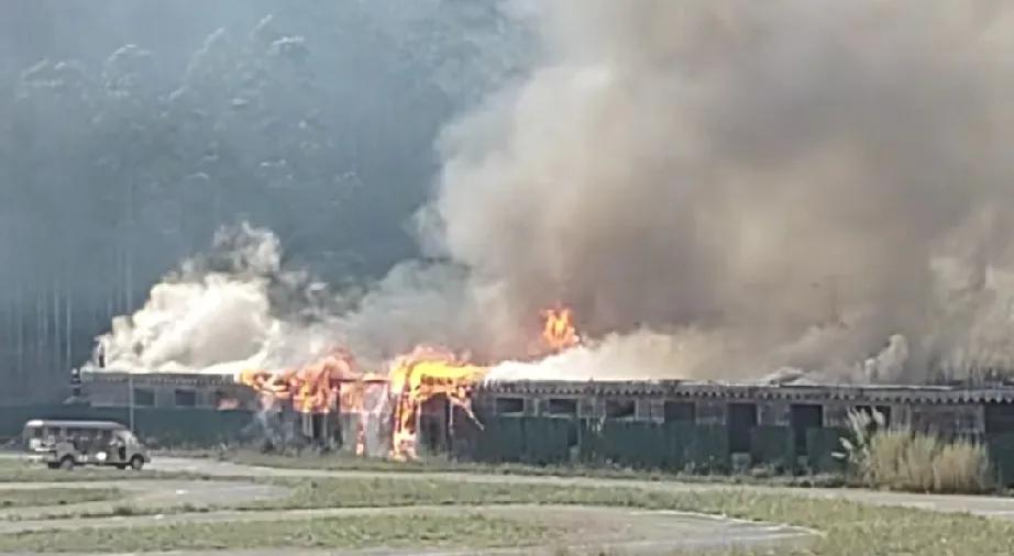 3月1日，广西玉林北流铜石岭景区内突然冒出滚滚浓烟，一场突如其来的火灾打破了这里