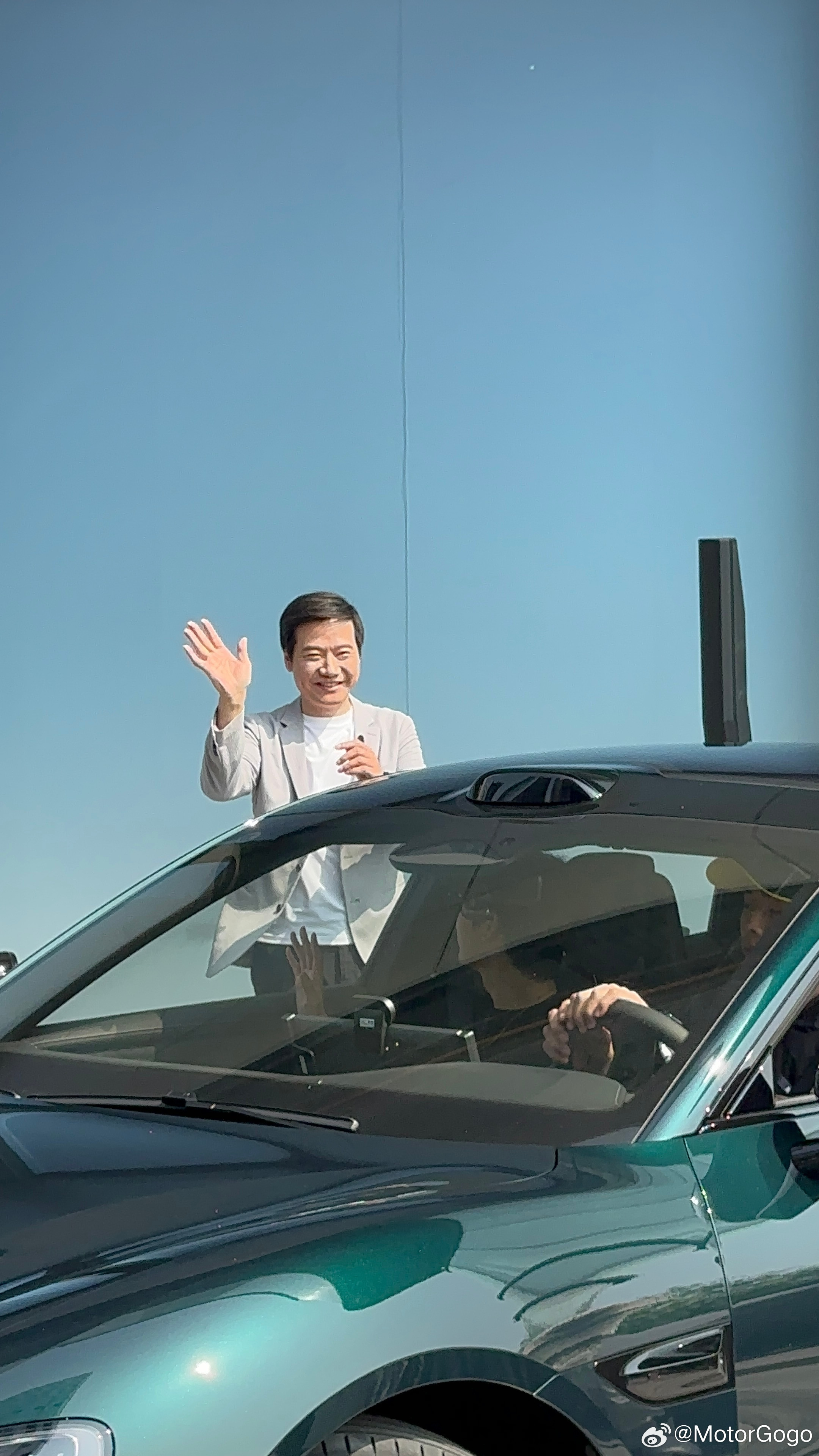 小米新SU7首批车主交付仪式看到朋友圈很多小伙伴去小米深圳总部观看雷总交互首批S