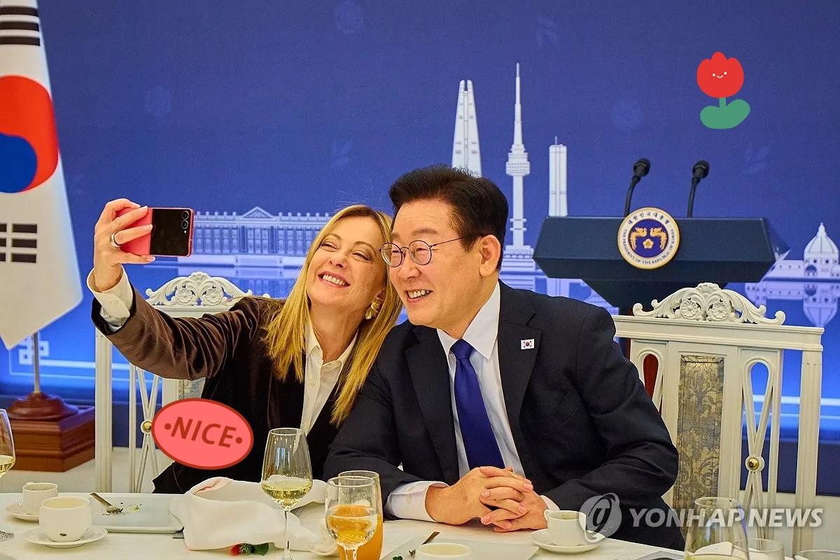 手机变了，关系没变，人还是那个人。那天李在明和意大利总理自拍，用的是粉红三星新