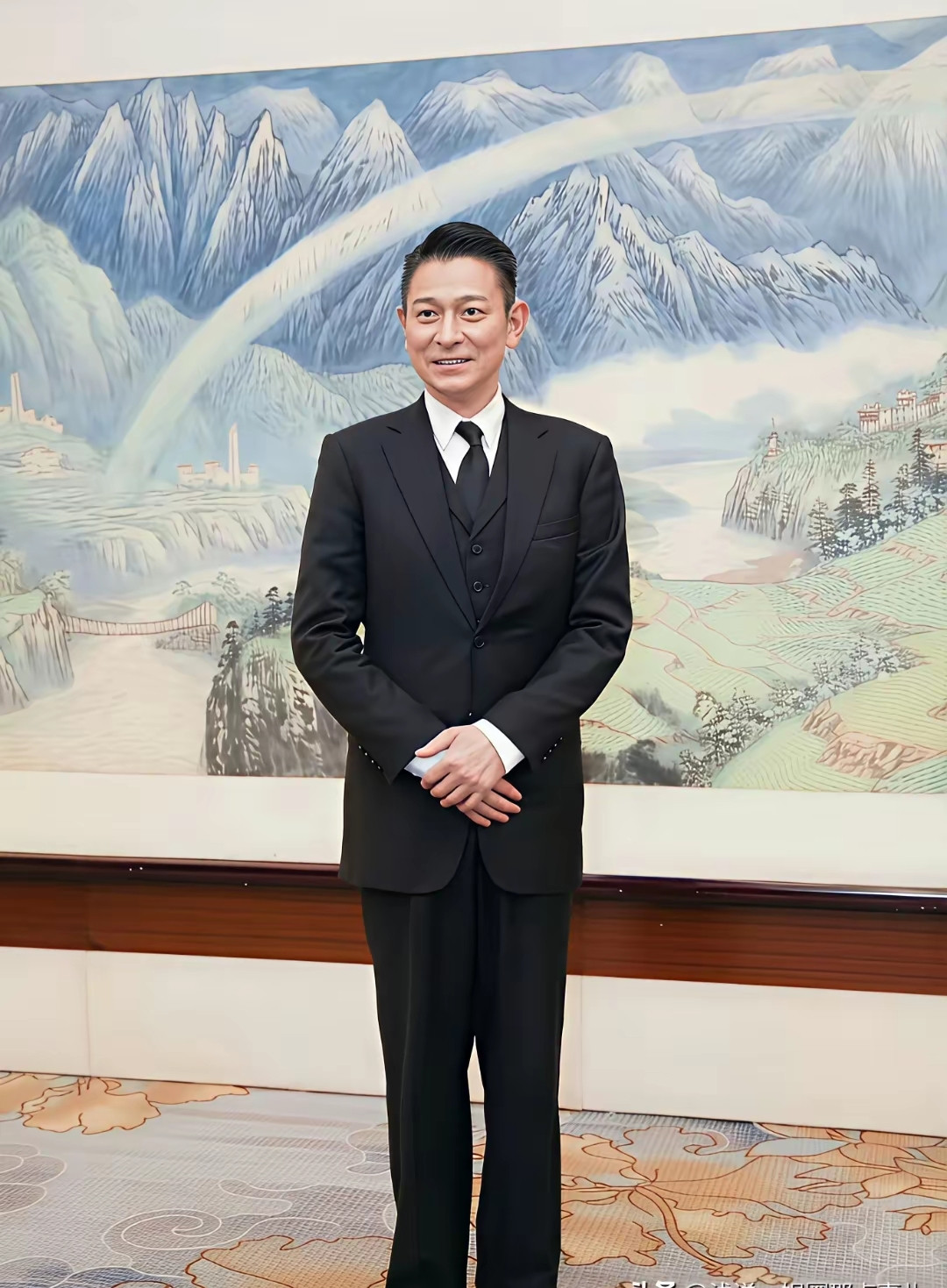 刘德华出席文艺相关会议，一身笔挺黑西装认真记录。虽然脸上有岁月留下的痕迹，但神情专注沉稳。多年来他始