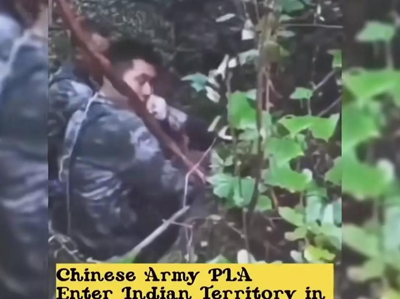 这是近期在网络平台上传出的视频，一名中国士兵嘴里叼着手雷拉环，与前来交涉的印度士