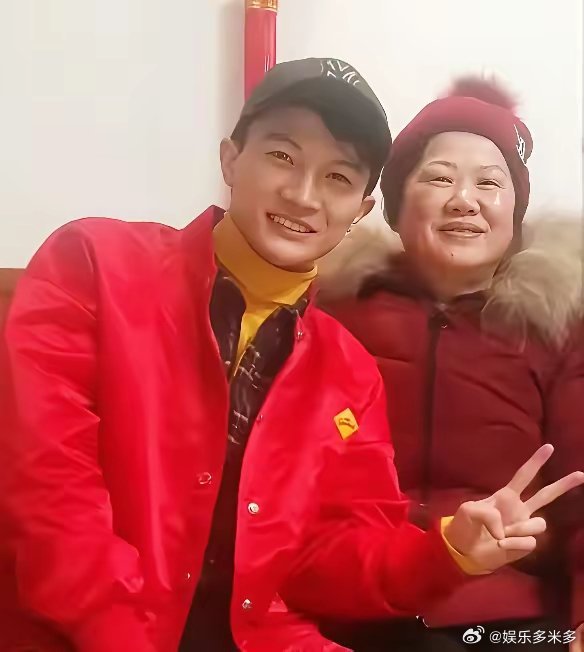 很少有人真正了解周深的家庭，今天刷到他爸妈的图片了。他爸爸快60岁了，就是一位普