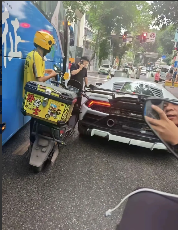 美团外卖员的天塌了！并不是没有买五险一金，而是涉及到他好几个月的工资问题。在