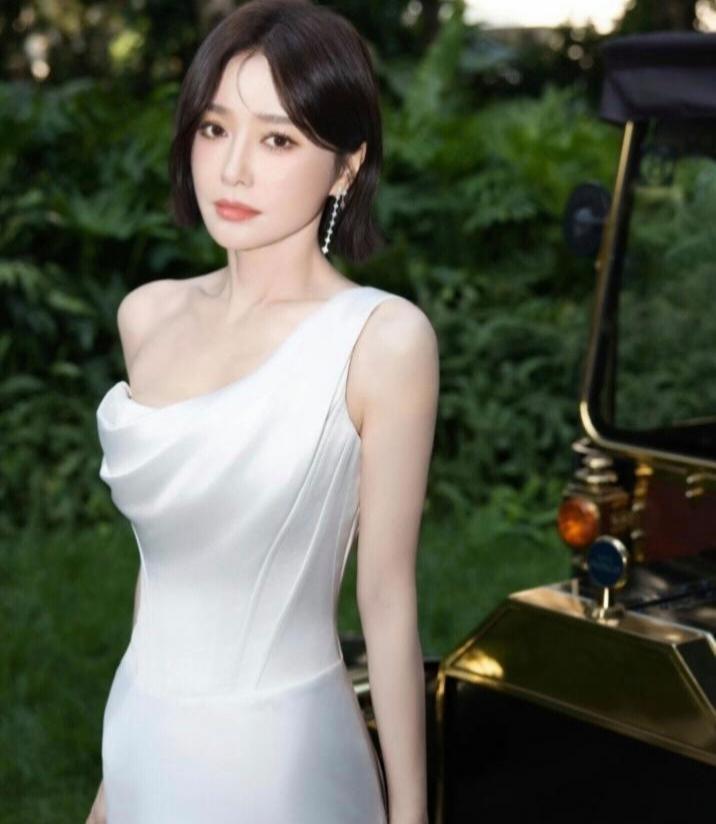 1、秦岚目前依旧没有结婚的想法。年轻的时候见识过太多感情里的是非纠葛，她明白婚姻
