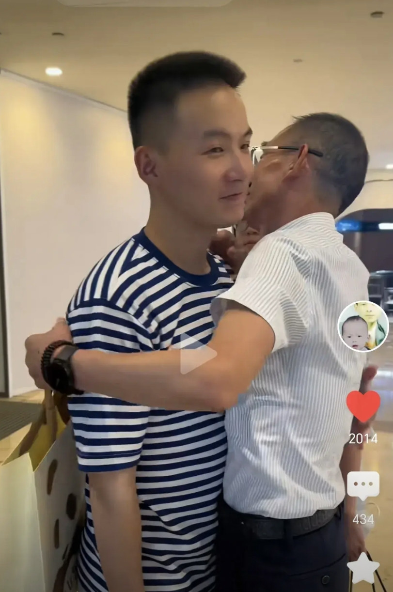 谢浩南爸爸父亲节，直接坐飞机，去看谢浩南了！谢岳这波操作，真是煞费苦心啊！